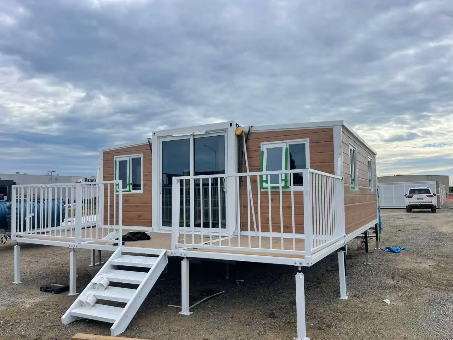 20FT White Modern Expandable Container House on Stilts